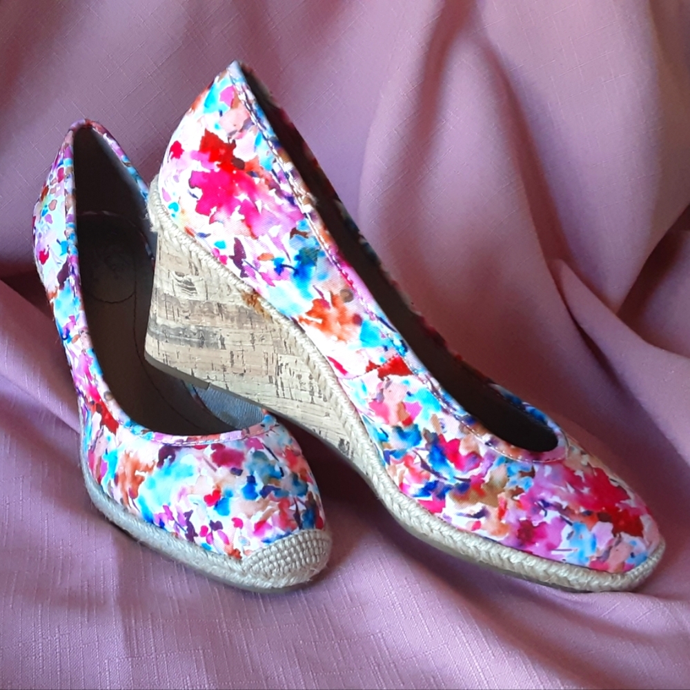 NEW Life Stride Fabric Wedges